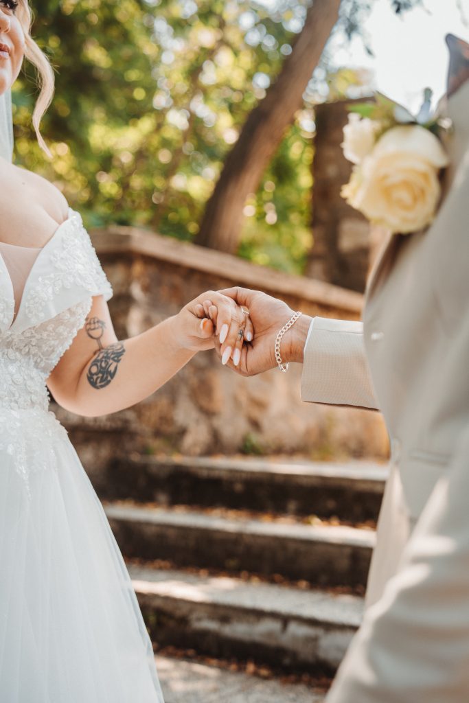 nevesta a ženích sa držia za ruky