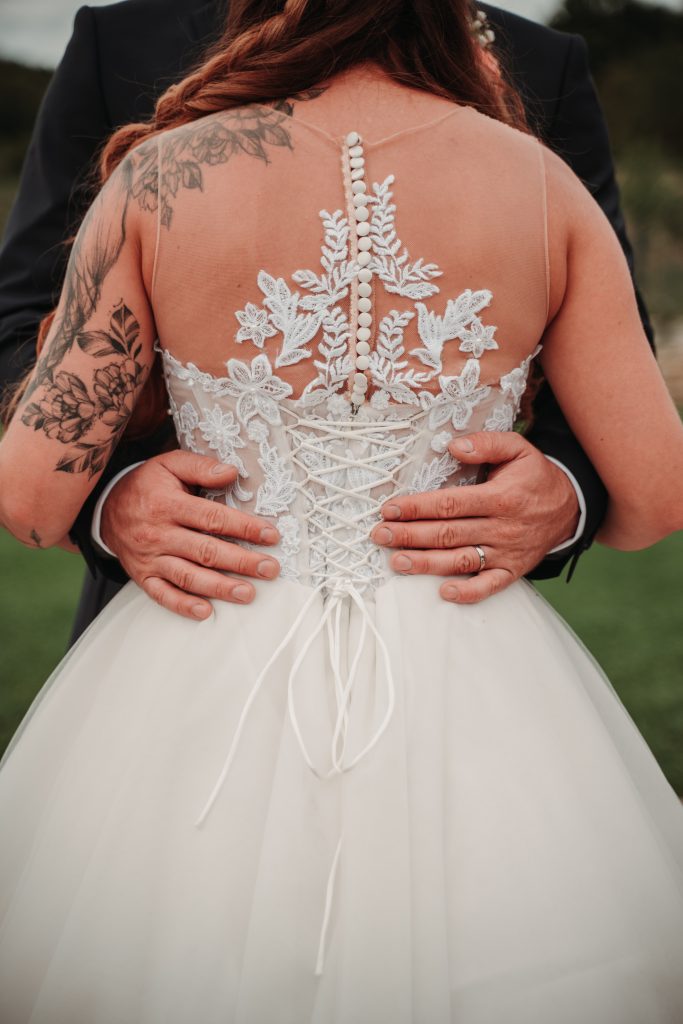 nevesta a ženích v objatí