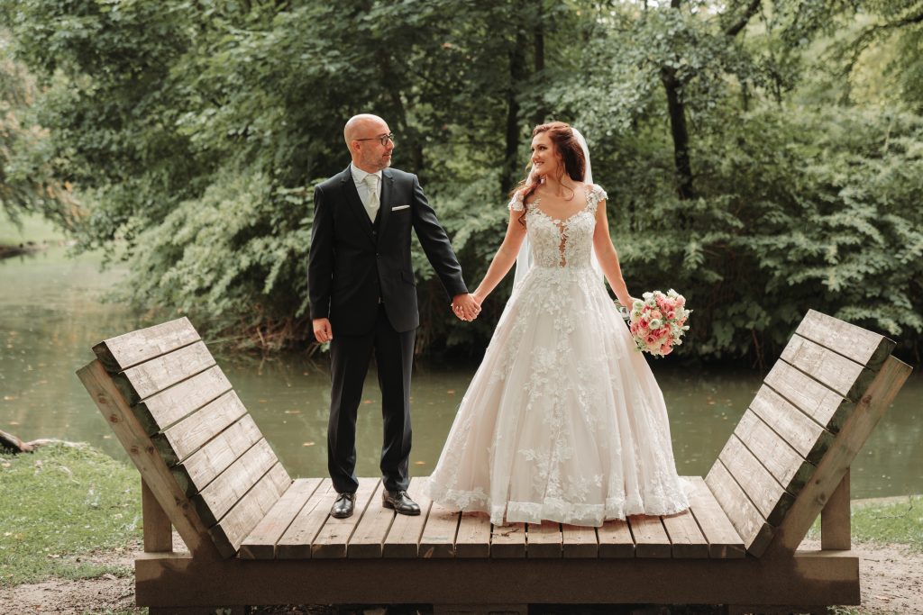 ženích a nevesta pri jazere